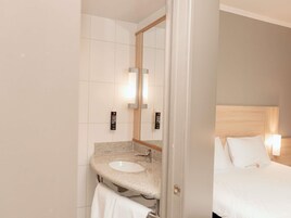 Ducha, artículos de tocador ecológicos, secador de pelo, toallas