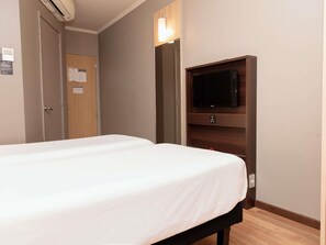 Quarto duplo standard, 2 camas de solteiro | Cofres nos quartos, escrivaninha, espaço de trabalho para notebook