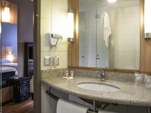 Regadera, amenidades de baño ecológicas, secadora de cabello, toallas