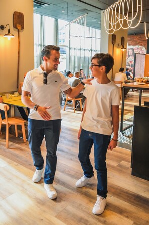 Der serveres frokost og aftensmad
