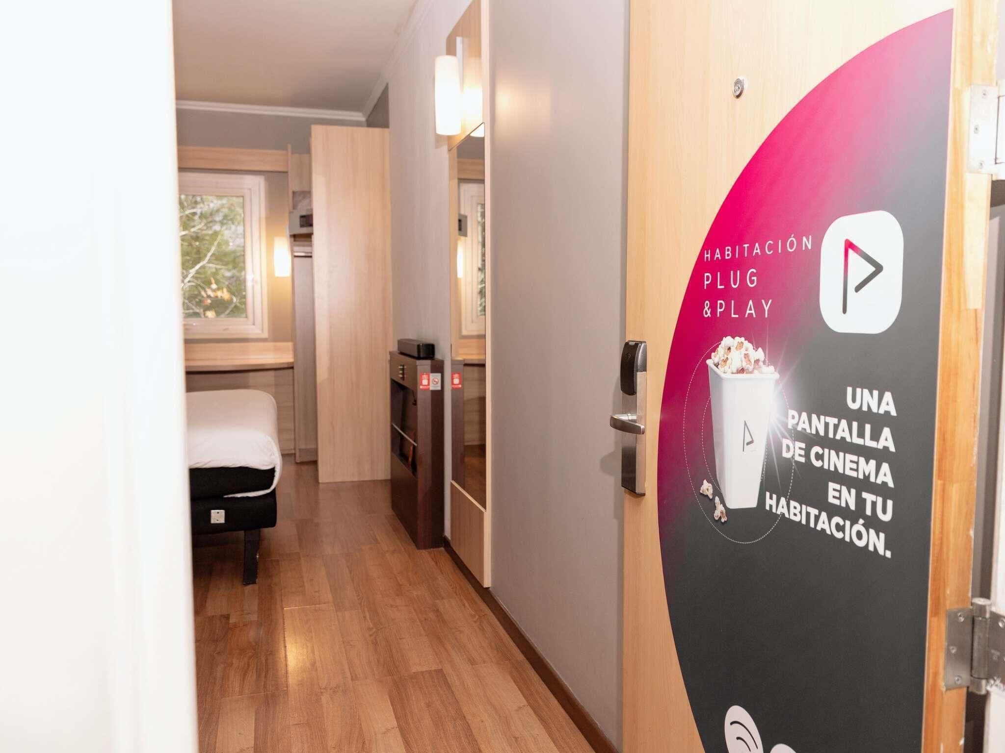 Superior-rum - 1 queensize-säng (Plug & Play) | Värdeförvaringsskåp på rummet, skrivbord och arbetsyta för laptop