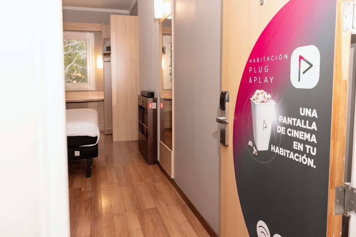 Superior-rum - 1 queensize-säng (Plug & Play) | Värdeförvaringsskåp på rummet, skrivbord och arbetsyta för laptop