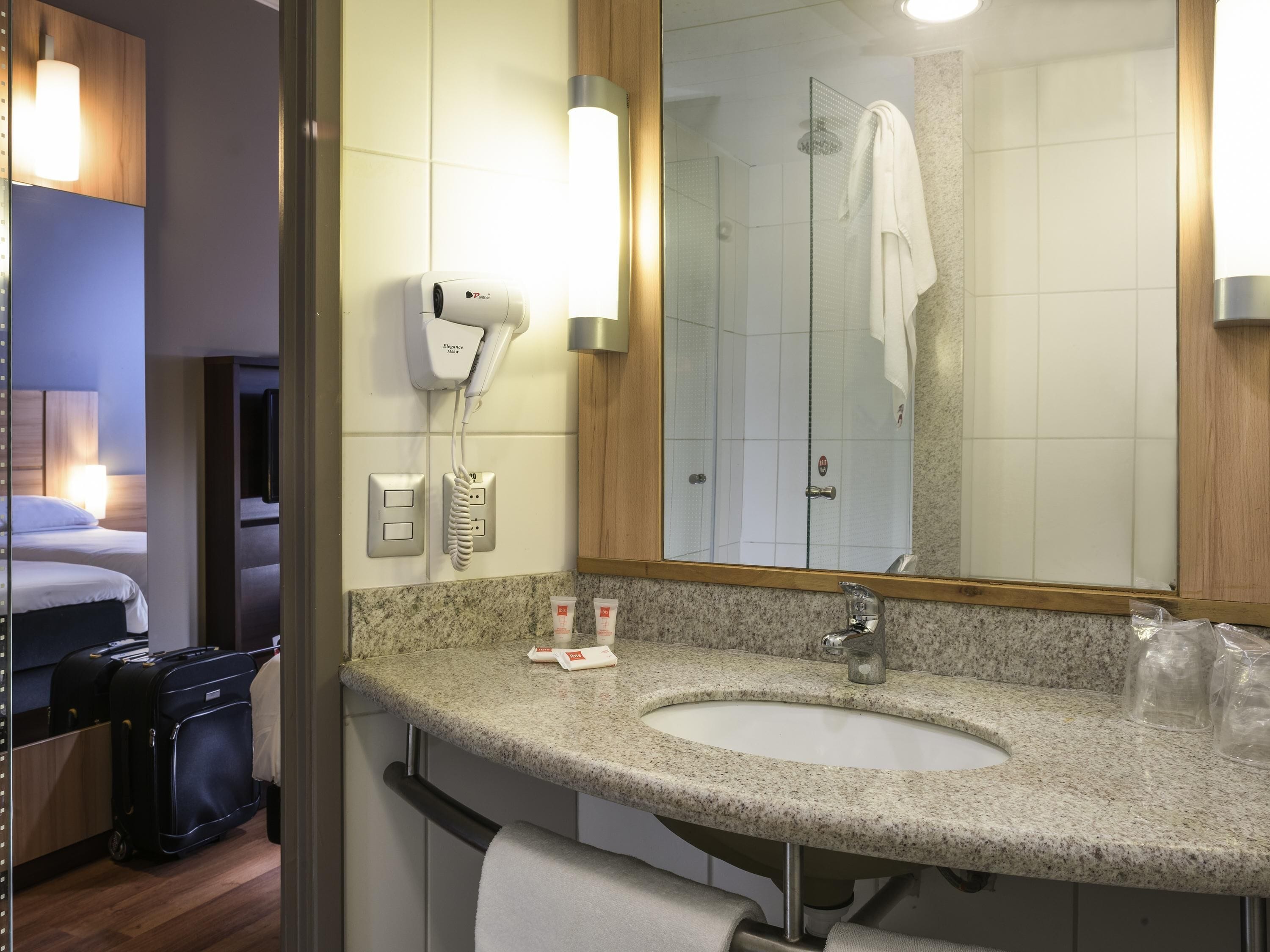 Chambre, 1 grand lit | Coffres-forts dans les chambres, bureau