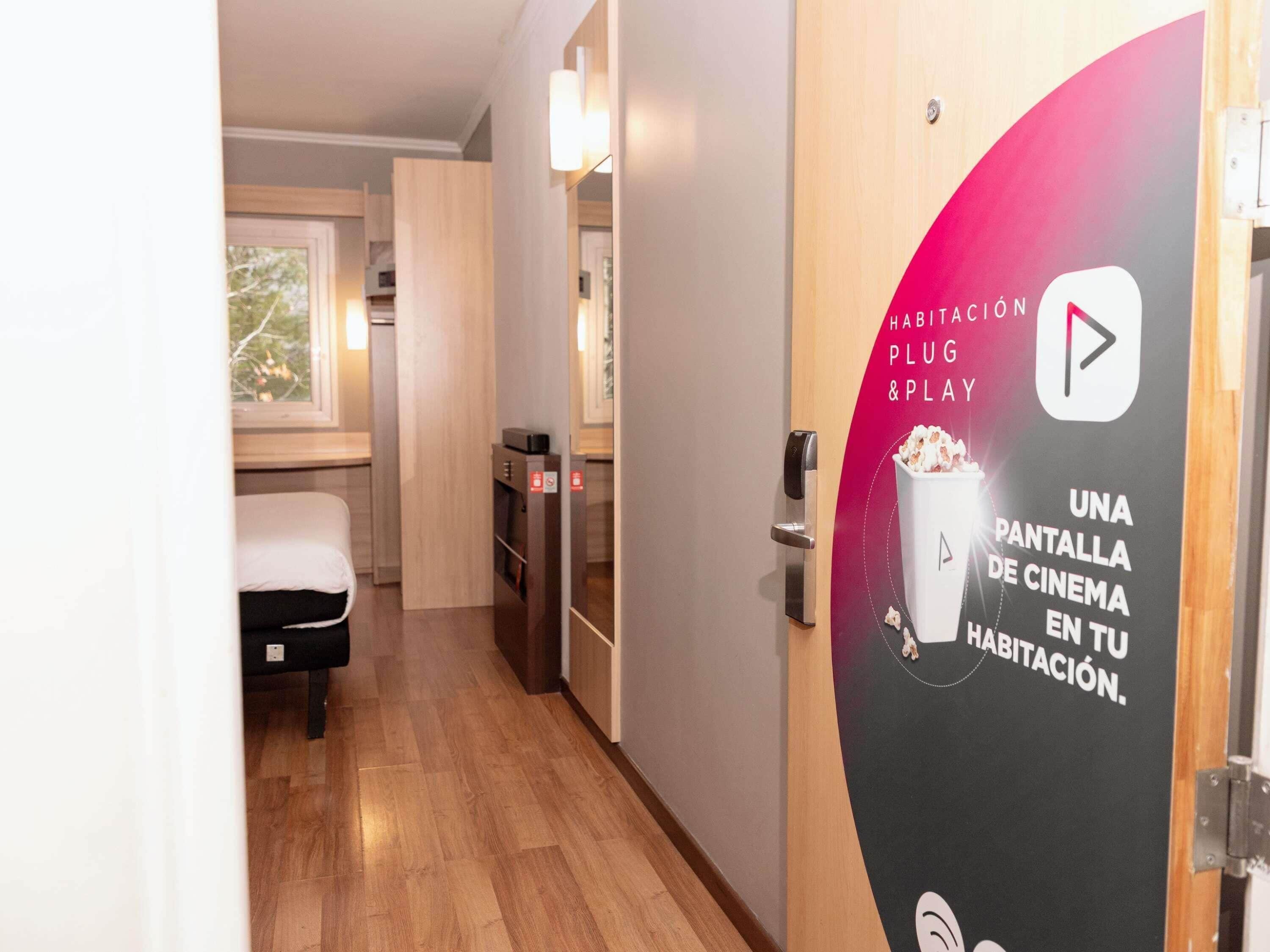 Superior Room, 1 Queen Bed (Plug & Play)