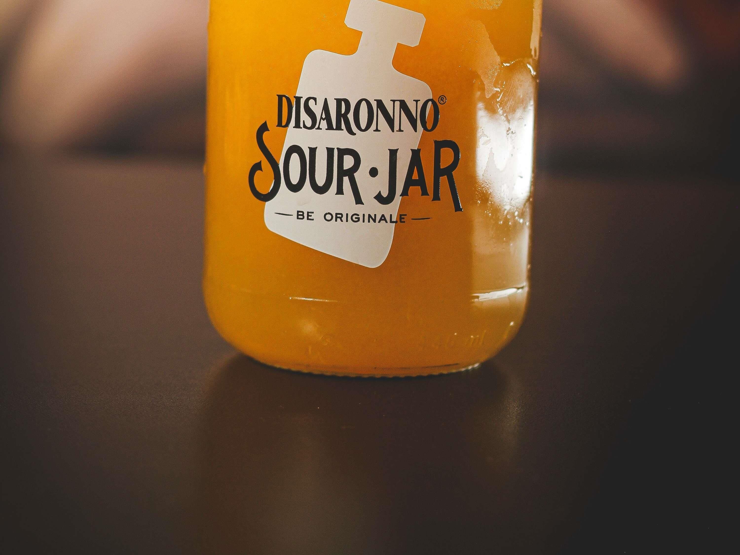 Primer plano de una botella de Disaronno Sour-Jar.