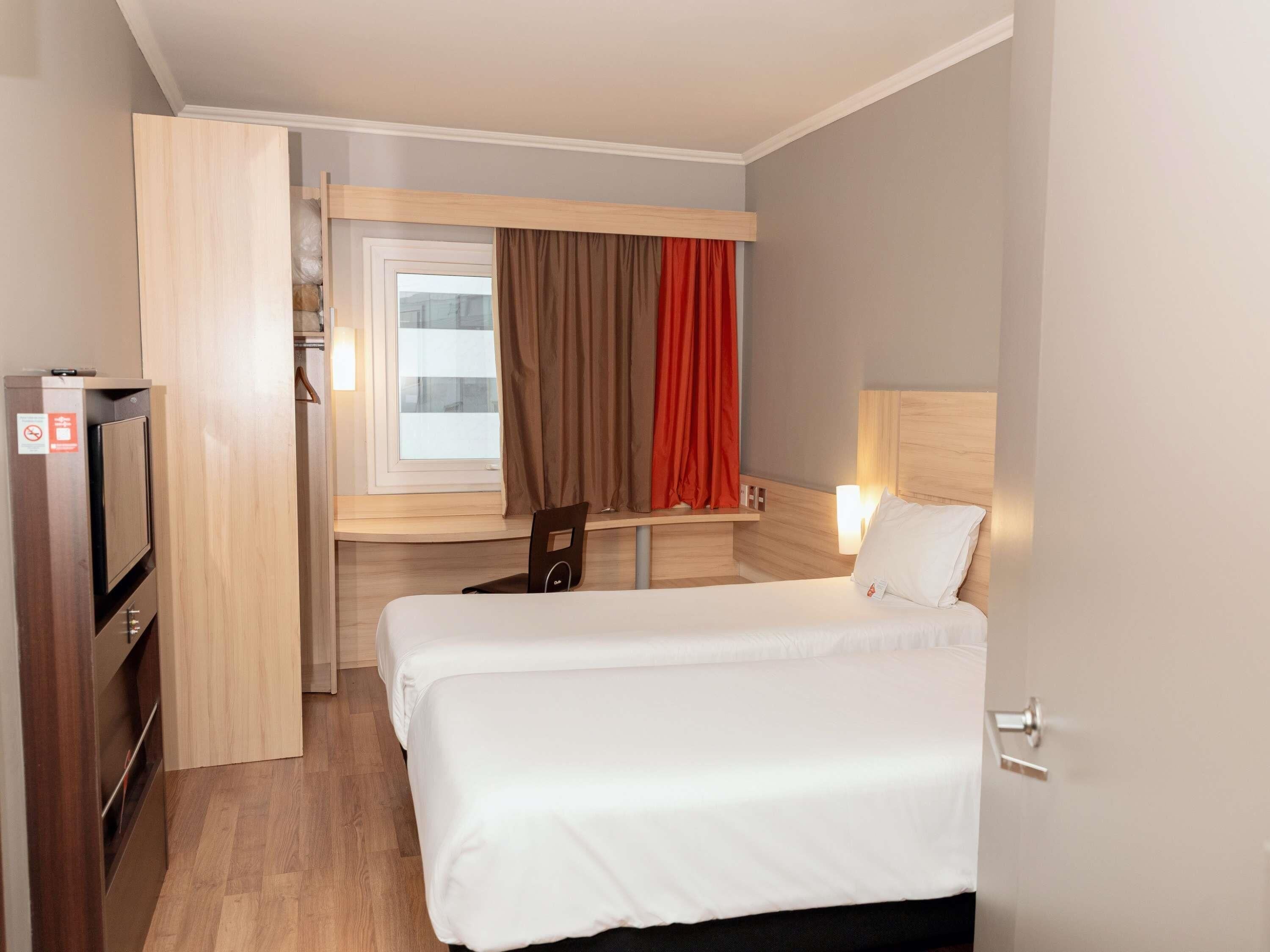 Standard Twin Room, 2 Single Beds | In-room safe, desk, laptop workspace, soundproofing