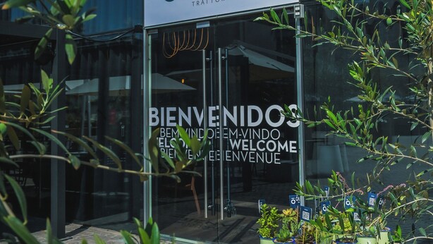 A storefront with a sign reading "OLIVIA" and "BIENVENIDOS" welcoming visitors. - ibis Santiago Las Condes (Santiago)
