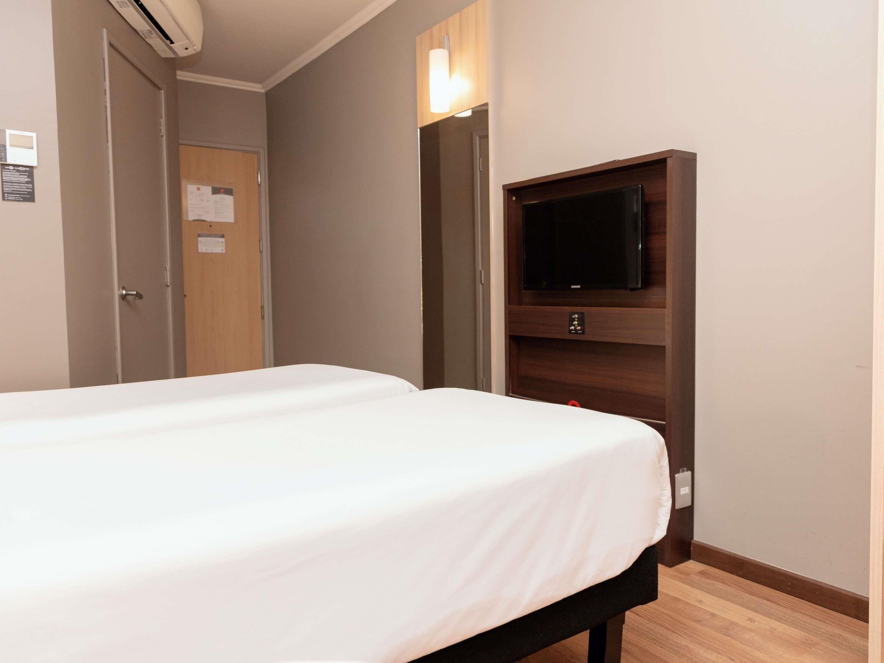 Camera Standard con 2 letti singoli, 2 letti singoli | Una cassaforte in camera, una scrivania, postazione laptop