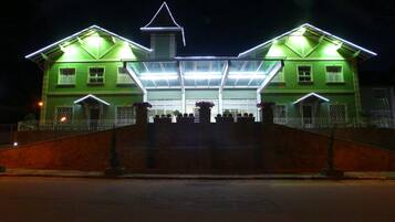 Fachada de la propiedad por la tarde o noche