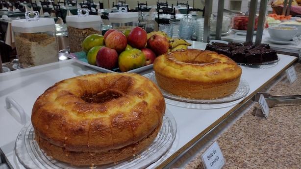 Een buffet met verschillende desserts en fruit.