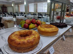 Un buffet proposant une variété de desserts et de fruits.