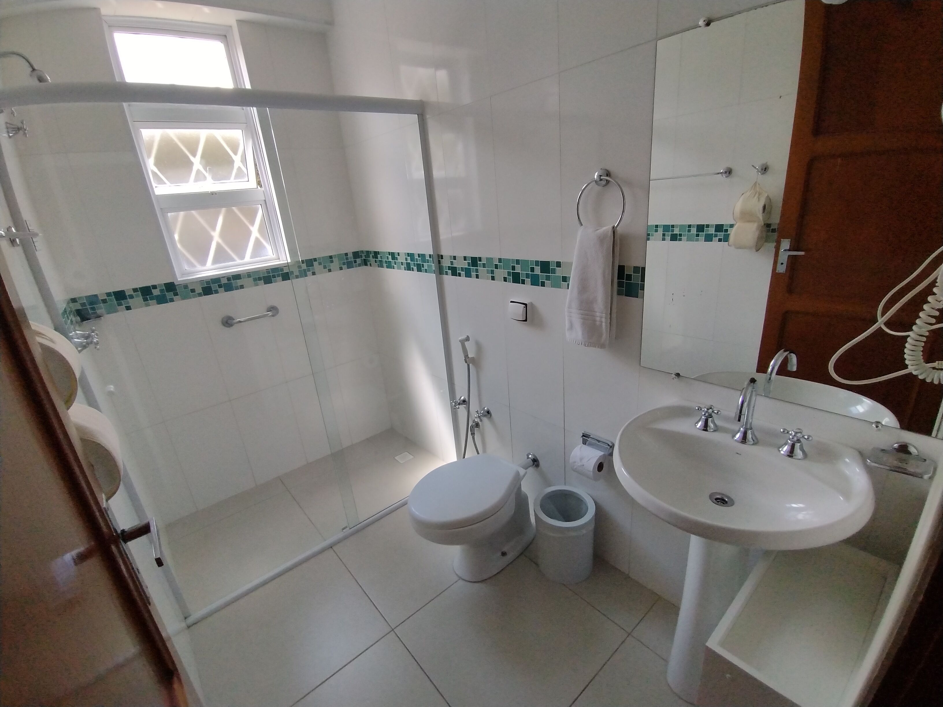 apartamento duplo solteiro/casal | bathroom | shower, hair dryer, towels