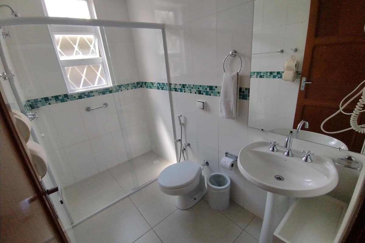 apartamento duplo solteiro/casal | bathroom | shower, hair dryer, towels