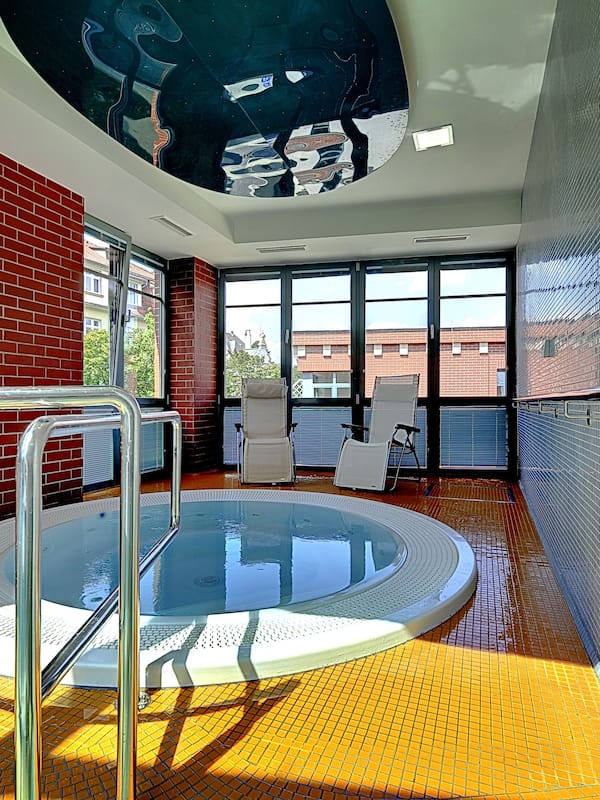Indoor spa tub