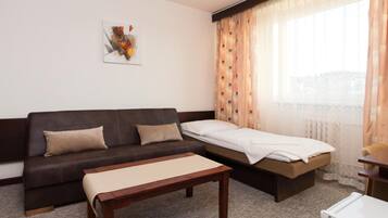 Escritorio, cortinas blackout y tabla de planchar con plancha