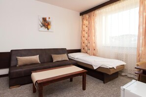 Desk, blackout drapes, iron/ironing board, free cribs/infant beds - Hotel Merkur (Jablonec nad Nisou)