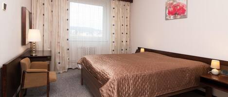 Skrivebord, mørklægningsgardiner, strygejern/strygebræt