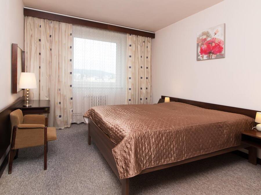 Escritorio, cortinas blackout y tabla de planchar con plancha