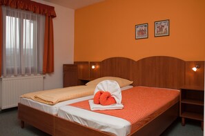 Standard Double or Twin Room | Peti besi dalam bilik, meja, katil bayi/kot (percuma), Wi-fi percuma