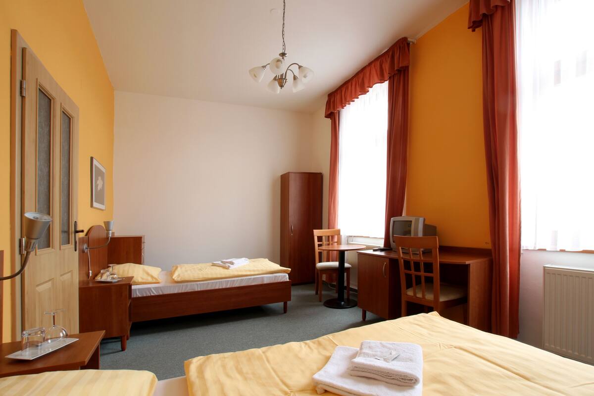 Standard Double or Twin Room | Peti besi dalam bilik, meja, katil bayi/kot (percuma), Wi-fi percuma