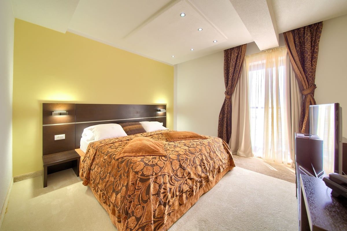Premium Suite, Sea View | Premium bedding, minibar, in-room safe, desk