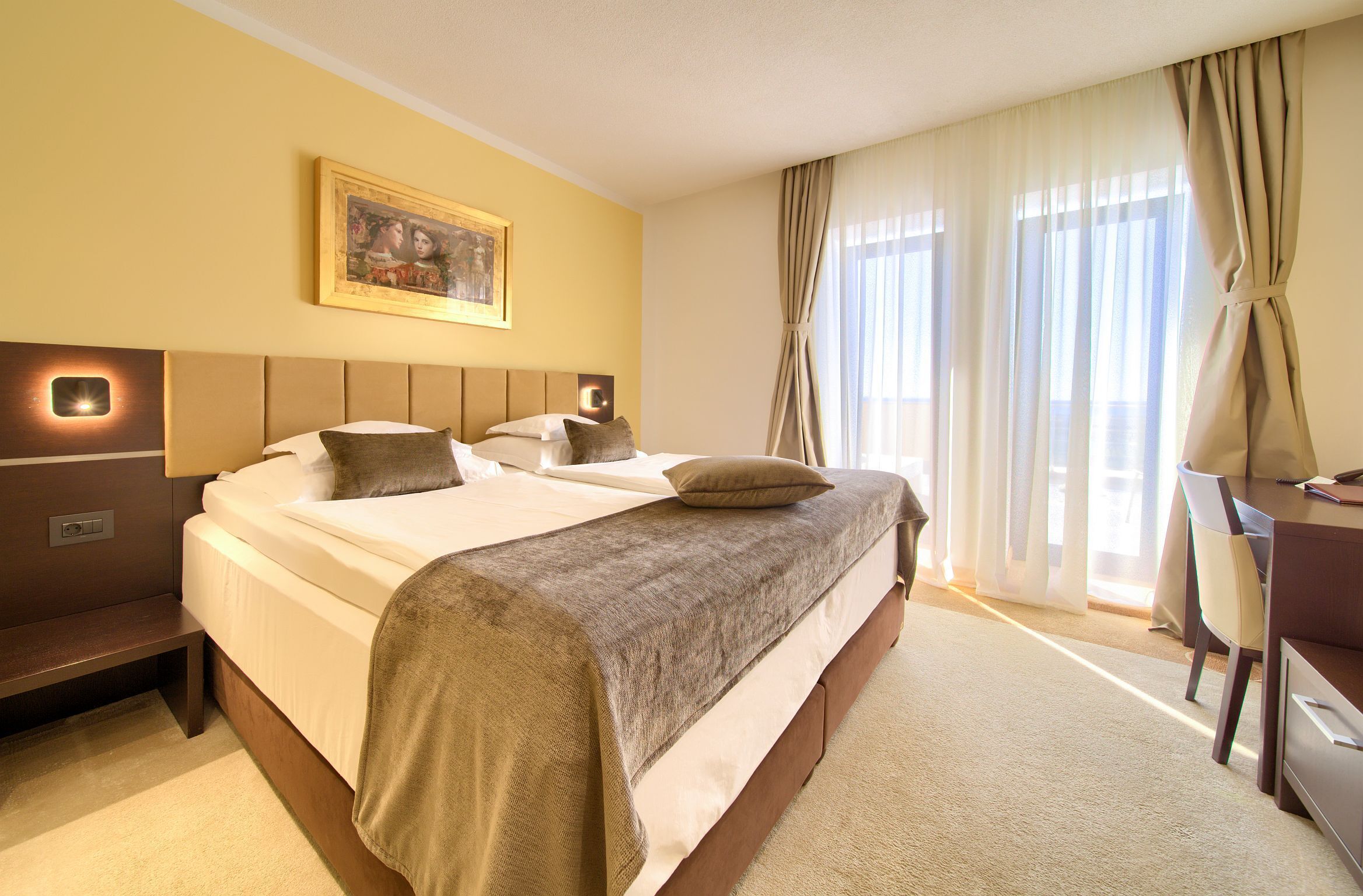 Deluxe-Doppelzimmer, Terrasse, Meerblick | Hochwertige Bettwaren, Minibar, Zimmersafe, Schreibtisch