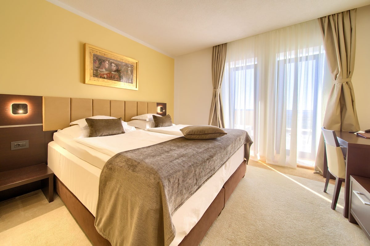 Quarto casal luxo, terraço, vista para o mar | Roupas de cama premium, frigobar, cofres nos quartos, escrivaninha