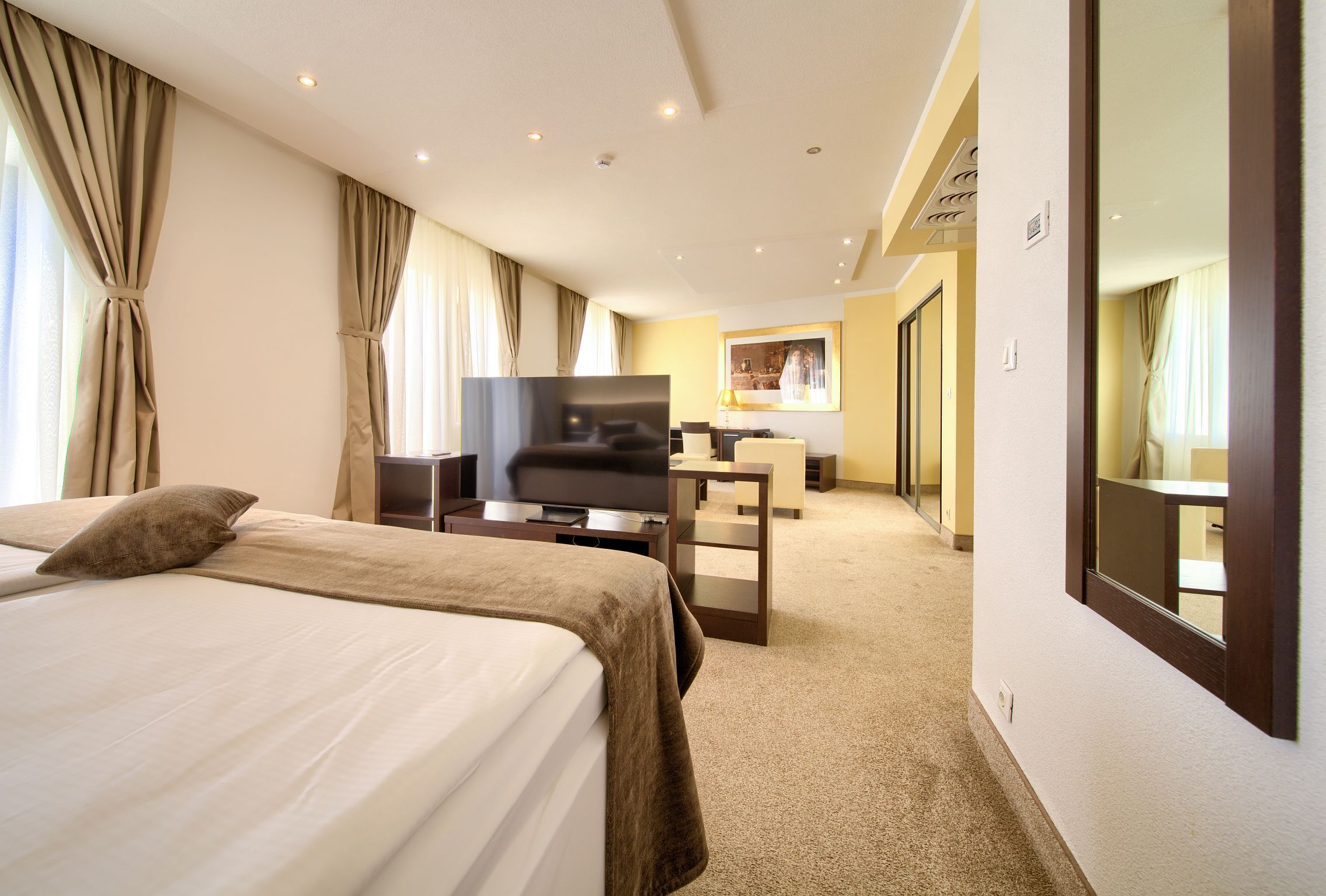 Deluxe-Suite, Terrasse, Meerblick | Hochwertige Bettwaren, Minibar, Zimmersafe, Schreibtisch