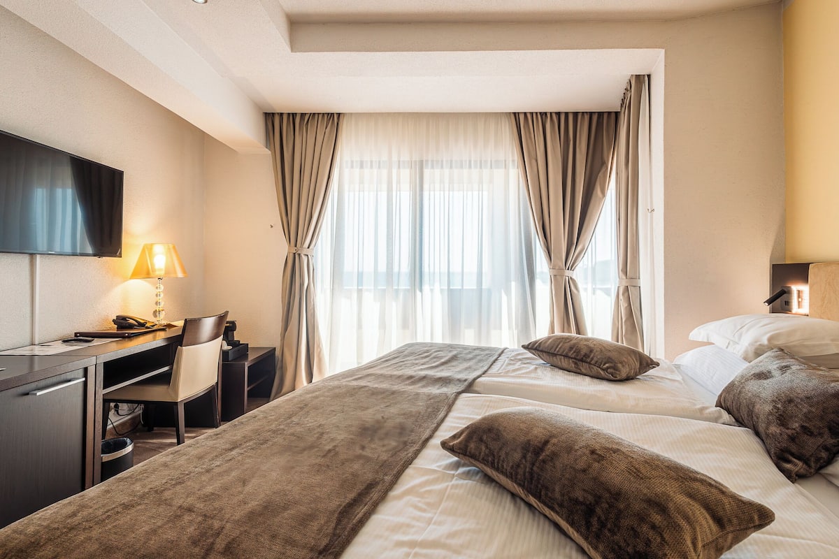 舒适双人房, 海景 | 高档床上用品、迷你吧、客房内保险箱、办公桌