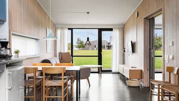 Standardlejlighed - flere senge - delvis havudsigt | Pengeskab på værelset, lydisolering, gratis Wi-Fi, sengetøj