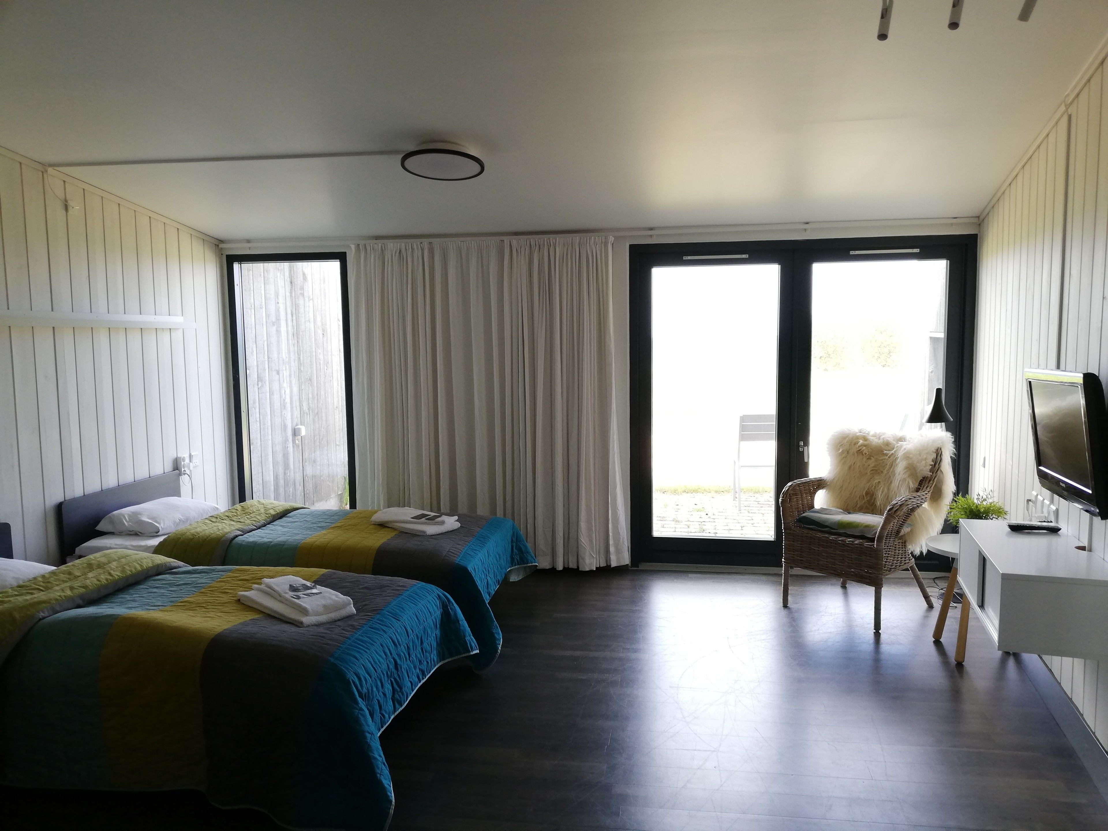 standard studio, 2 single beds, partial sea view | in-room safe, soundproofing, free wifi, bed sheets