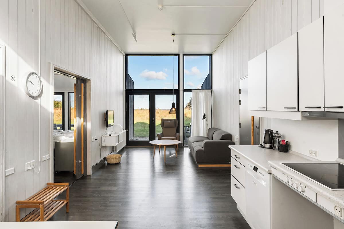 Appartement familial, Plusieurs lits, vue partielle sur la mer | Cuisine privée | Four à micro-ondes, bouilloire électrique