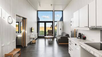 Familielejlighed - flere senge - delvis havudsigt | Privat køkken | Mikrobølgeovn (efter anmodning), elkedel