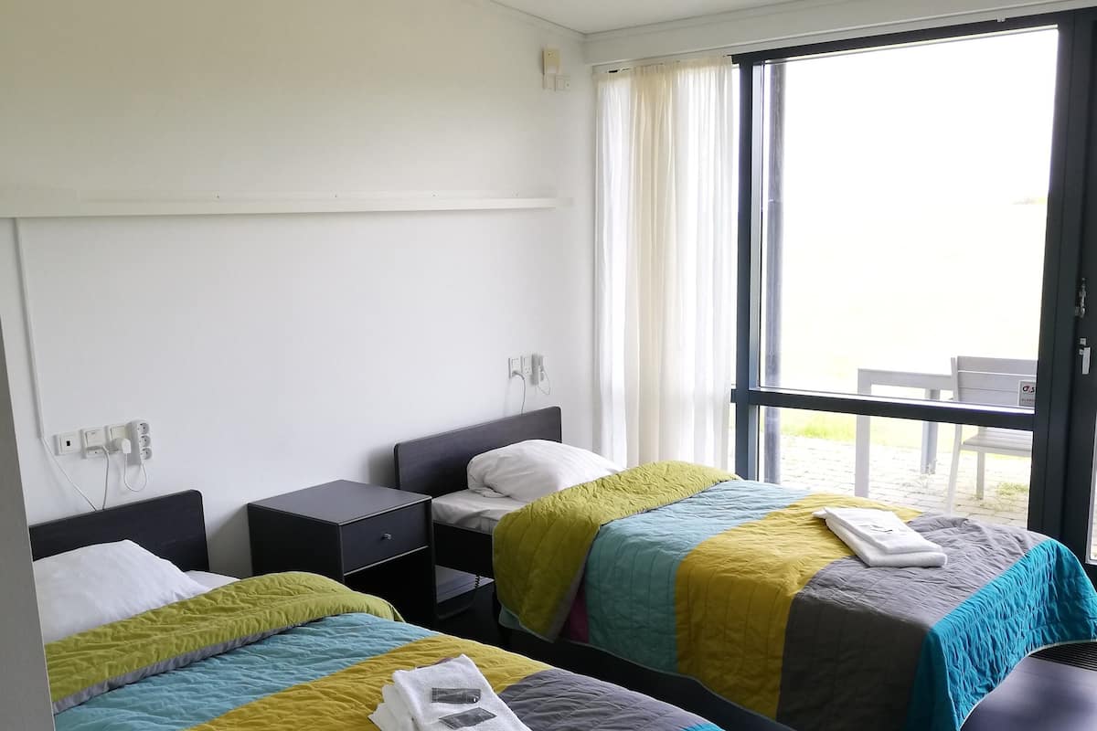 Studio Standard, 2 lits une place, vue partielle sur la mer