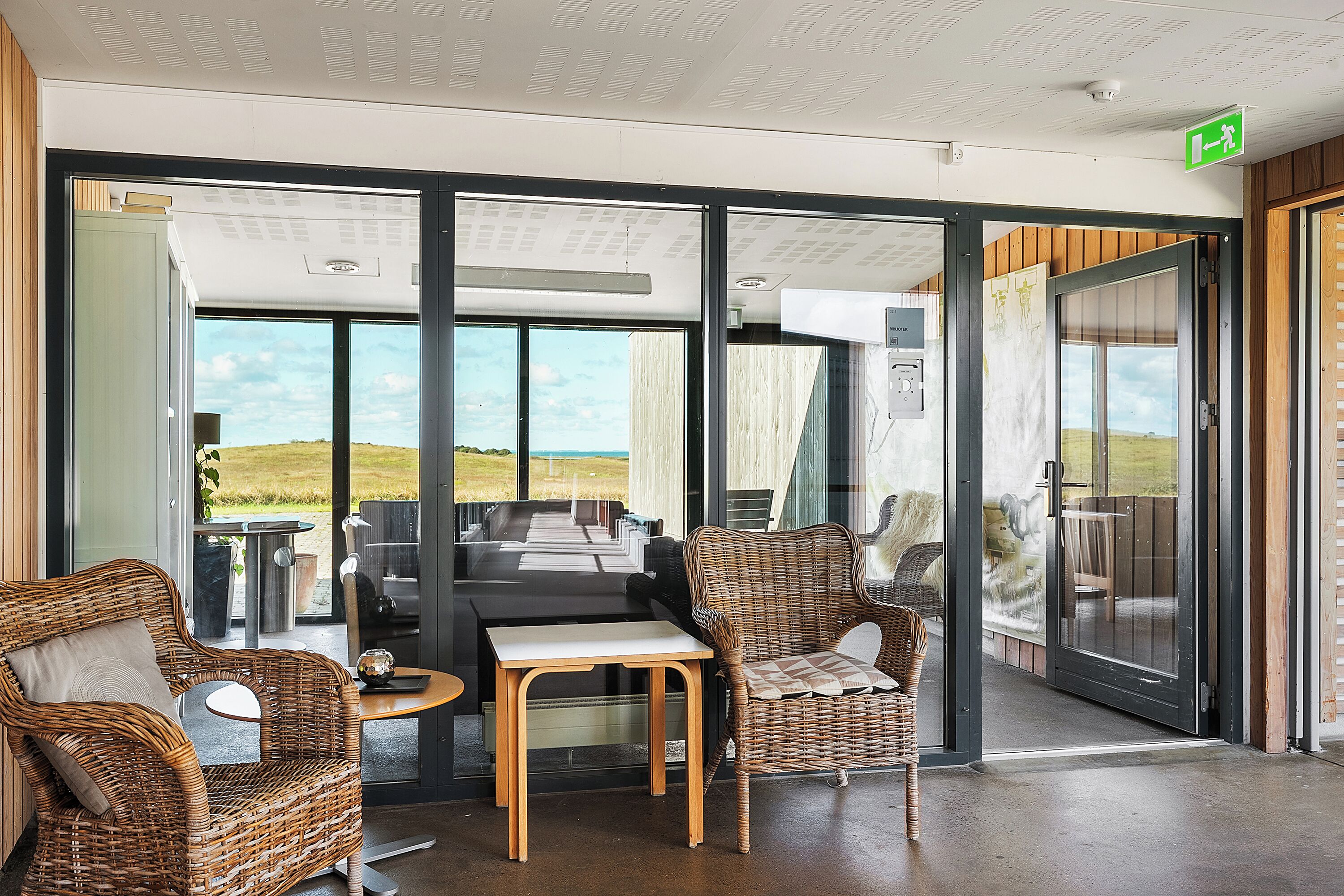 22-tommers fladskærms-tv med kabelkanaler, tv