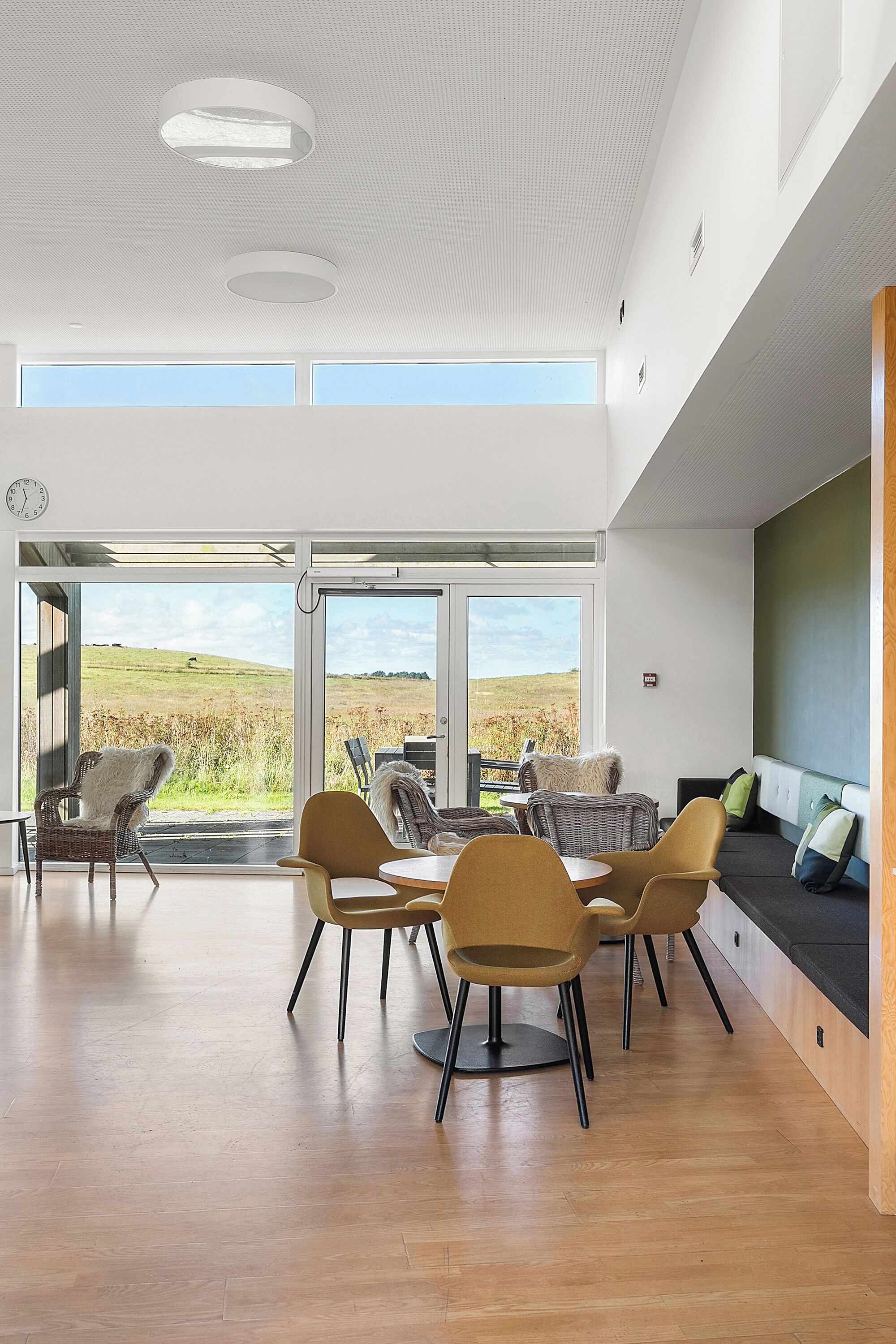 22-tommers fladskærms-tv med kabelkanaler, tv