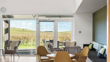 22-tommers fladskærms-tv med kabelkanaler, tv