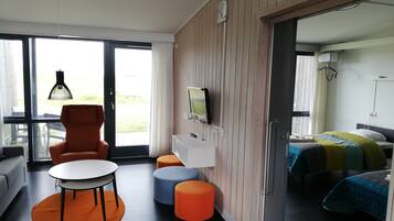 Standardlejlighed - flere senge - delvis havudsigt | Pengeskab på værelset, lydisolering, gratis Wi-Fi, sengetøj