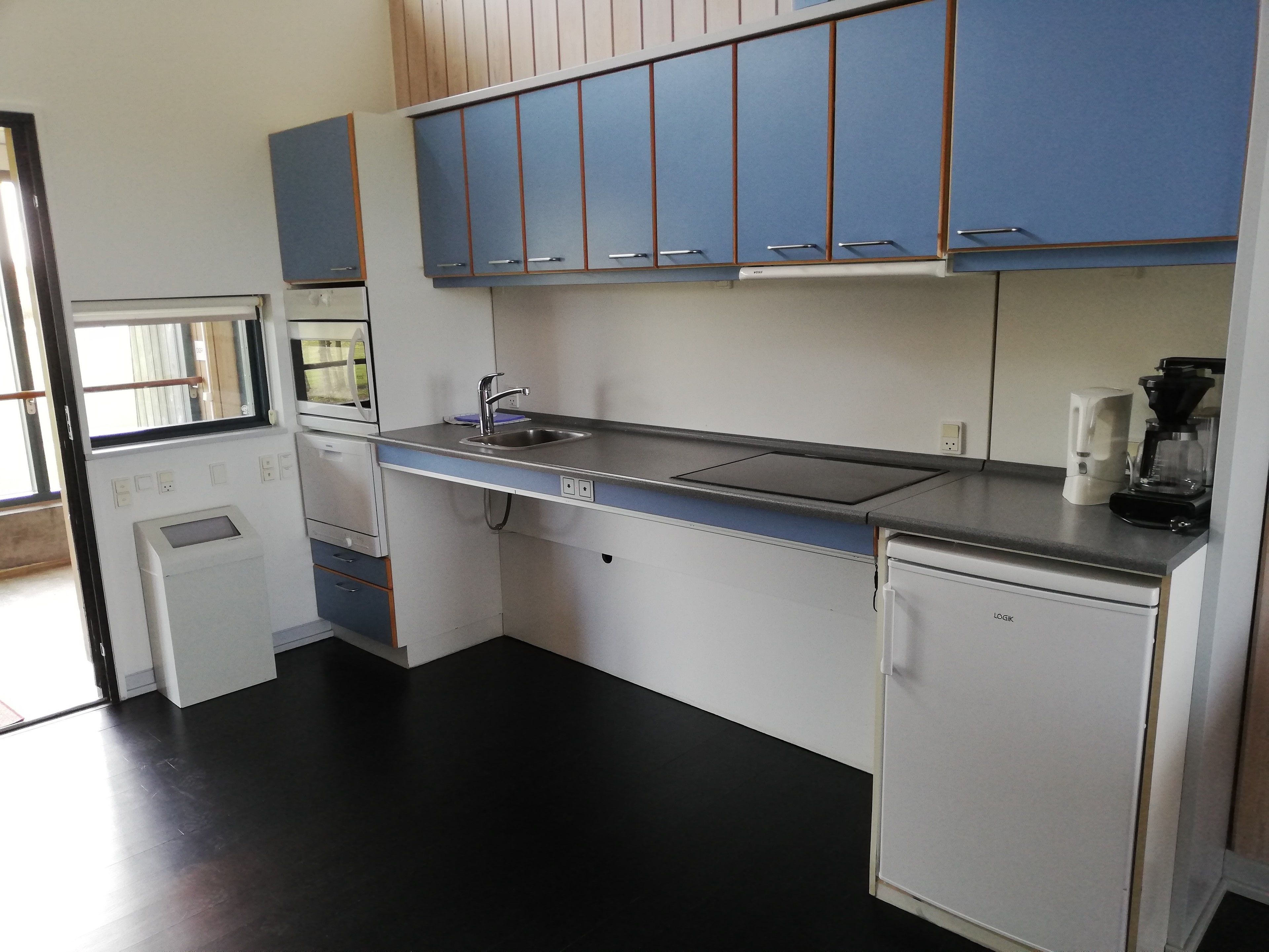 standard apartment, multiple beds, partial sea view | in-room dining