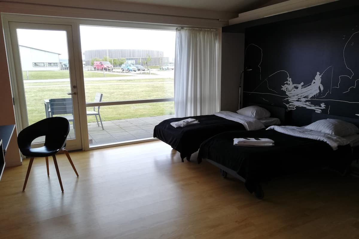 standard room, 2 single beds, hill view | in-room safe, soundproofing, free wifi, bed sheets