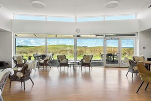 Habitación estándar, 2 camas individuales, vista a la colina | Área de sala de estar | Televisión de pantalla plana de 22 pulgadas con canales por cable 