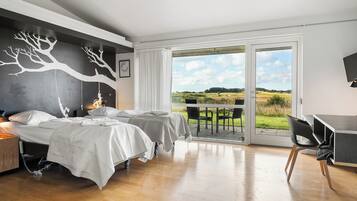 Standardværelse - 2 enkeltsenge - bakkeudsigt | Pengeskab på værelset, lydisolering, gratis Wi-Fi, sengetøj