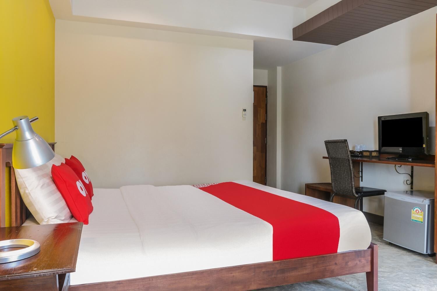 desk, rollaway beds, free wifi, bed sheets