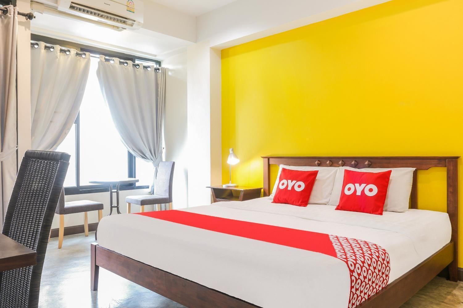 desk, rollaway beds, free wifi, bed sheets