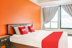 Desk, rollaway beds, free WiFi, bed sheets - Sunshine House (Chiang Mai)