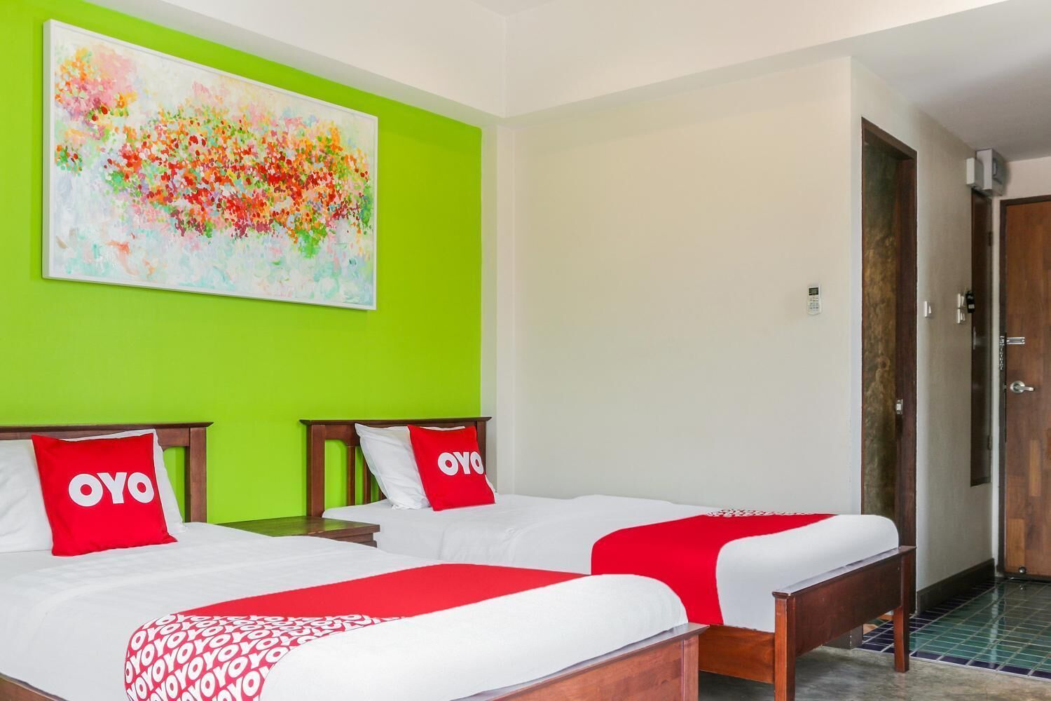 desk, rollaway beds, free wifi, bed sheets