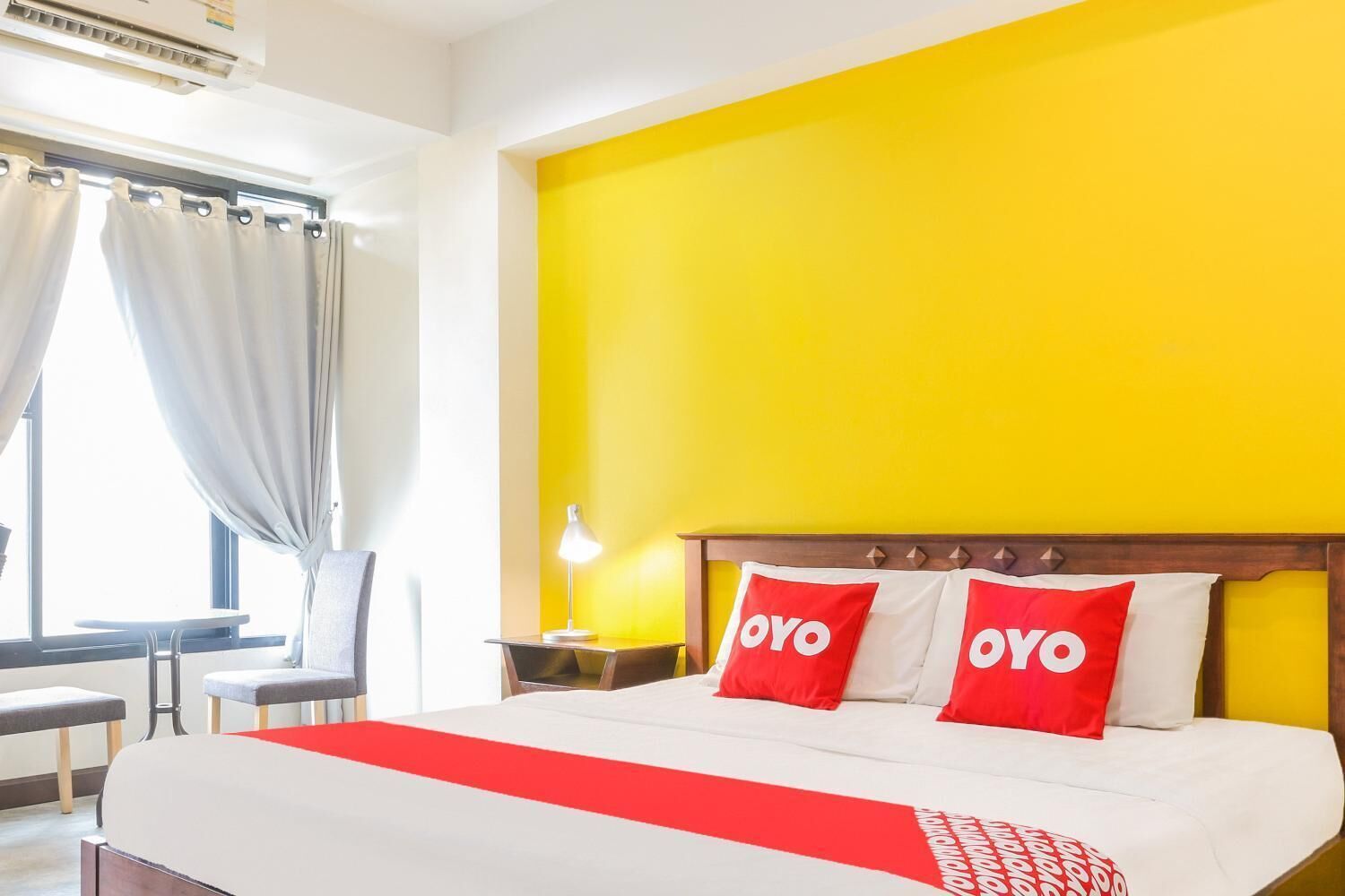 desk, rollaway beds, free wifi, bed sheets