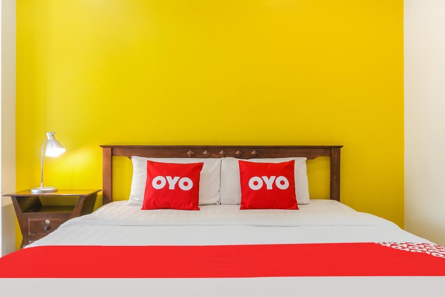 desk, rollaway beds, free wifi, bed sheets