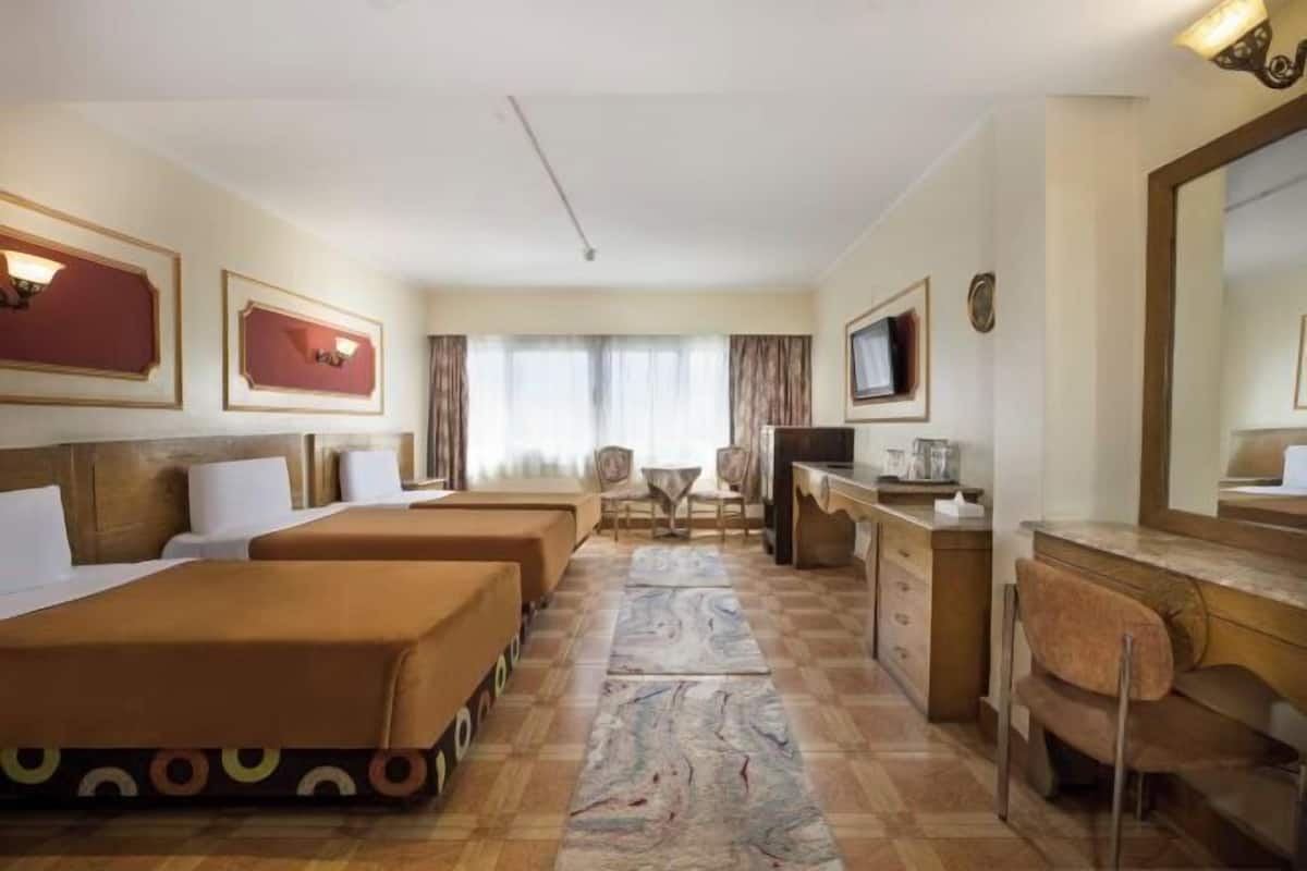 2 bedrooms, minibar, in-room safe, desk