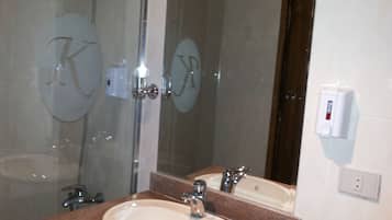 Combined shower/tub, free toiletries, hair dryer, towels